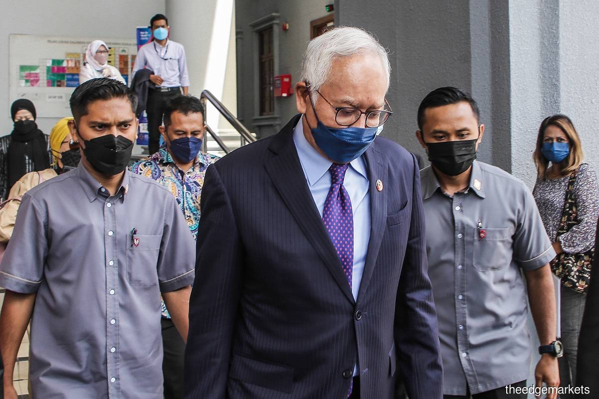 Both Najib (centre) and Mohd Irwan Serigar attended Thursday’s (Jan 27) proceedings. (Photo by Zahid Izzani Mohd Said/The Edge)